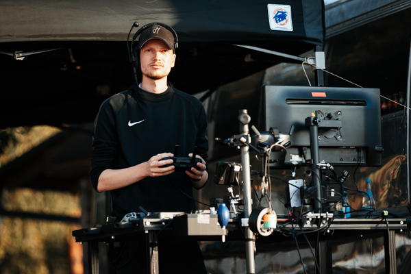 Drohnenoperator bei einer Live-Produktion