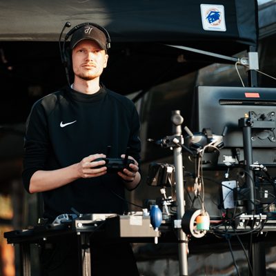 Drohnenoperator bei einer Live-Produktion