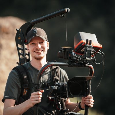Kameraoperator mit Easyrig und Gimbal während einer Produktion